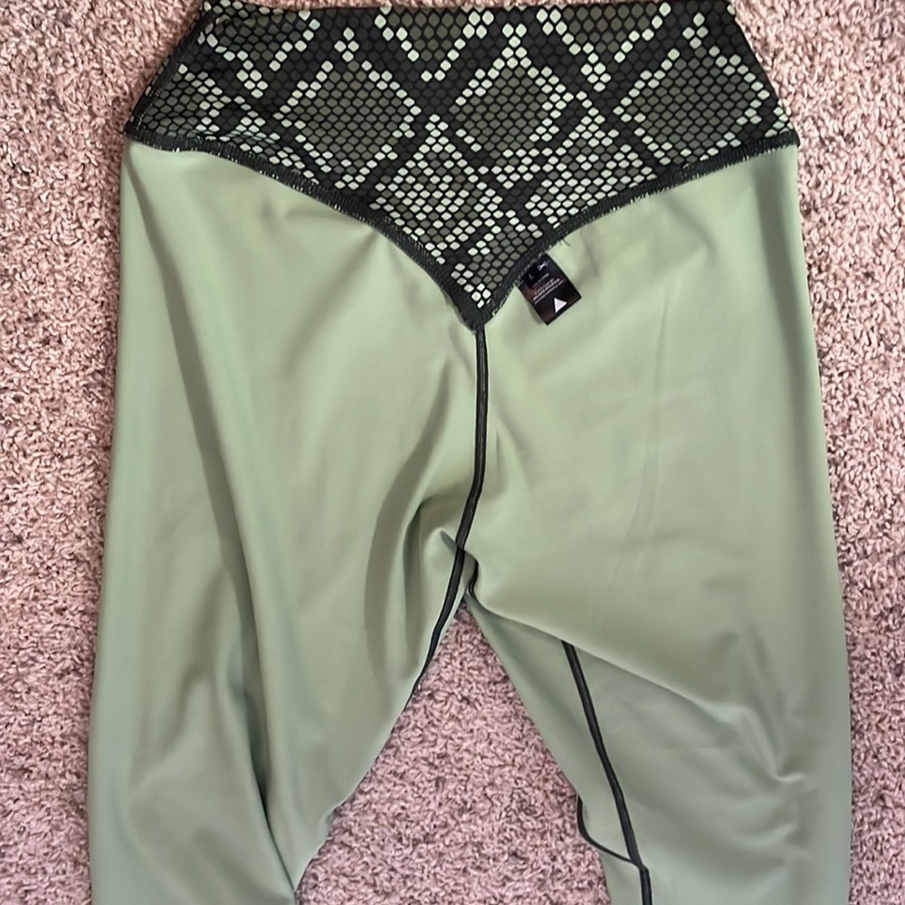 Balance Leggings Python Size Large. Never Worn - image 4